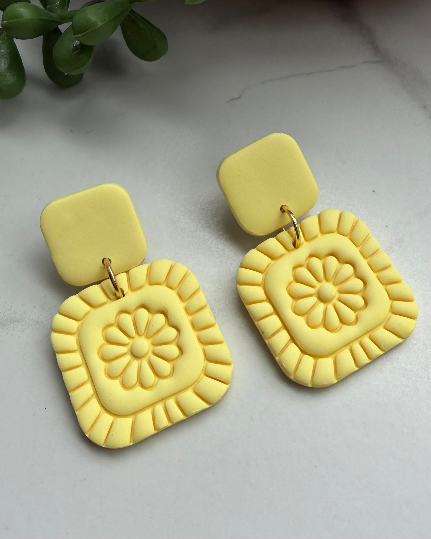 Monochrome Daisy Earrings (yellow)