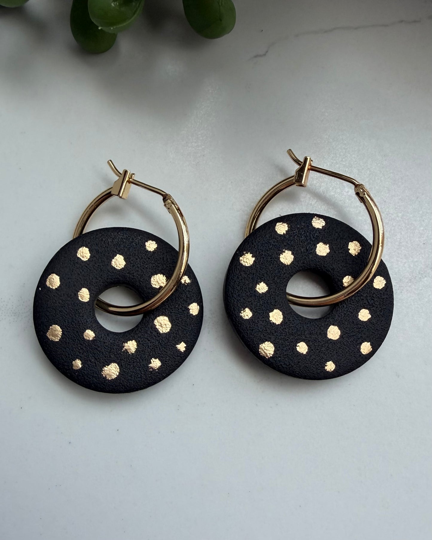 Modern Minimalist Open Circle Hoop Earrings (black)