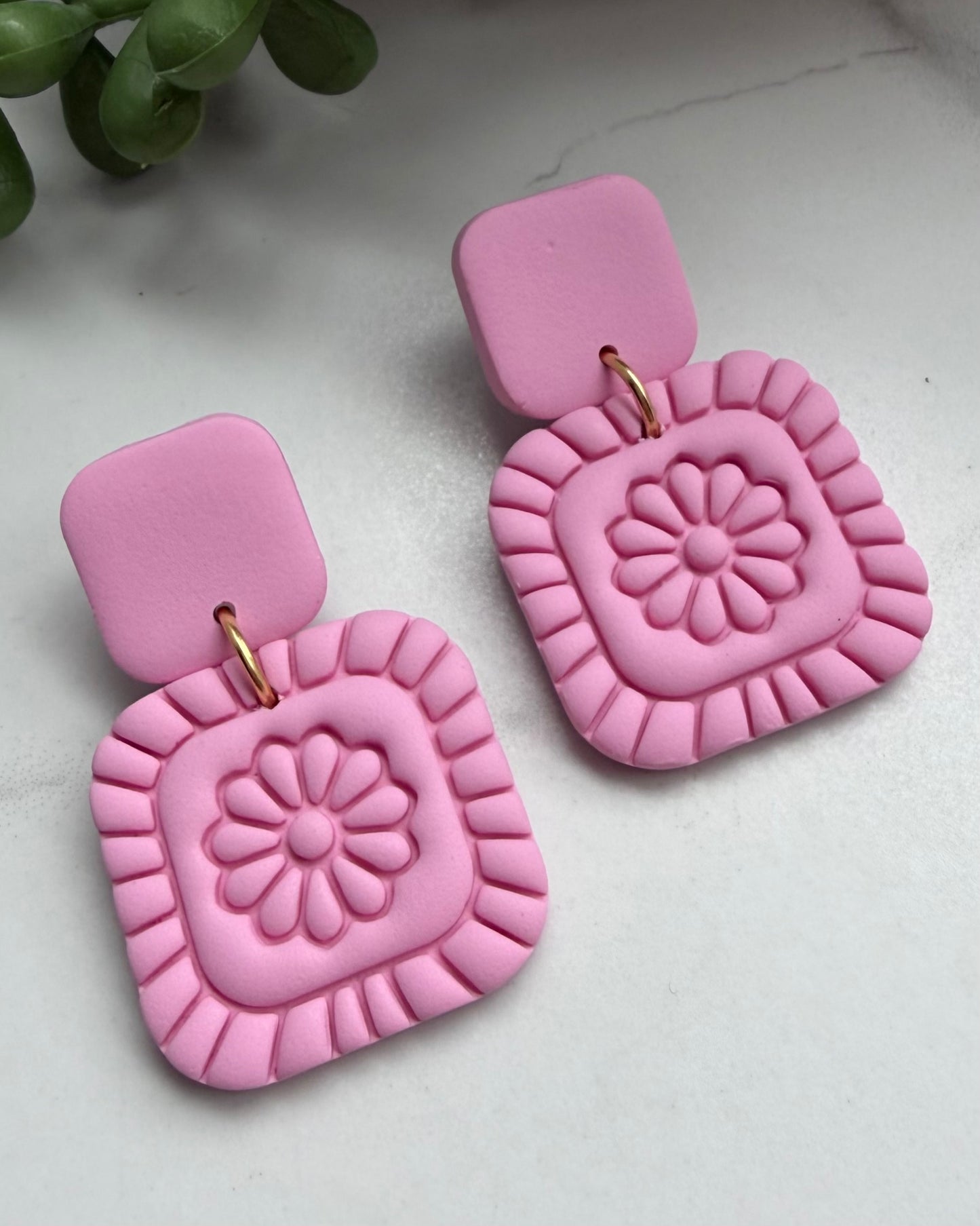 Monochrome Daisy Earrings (pink)