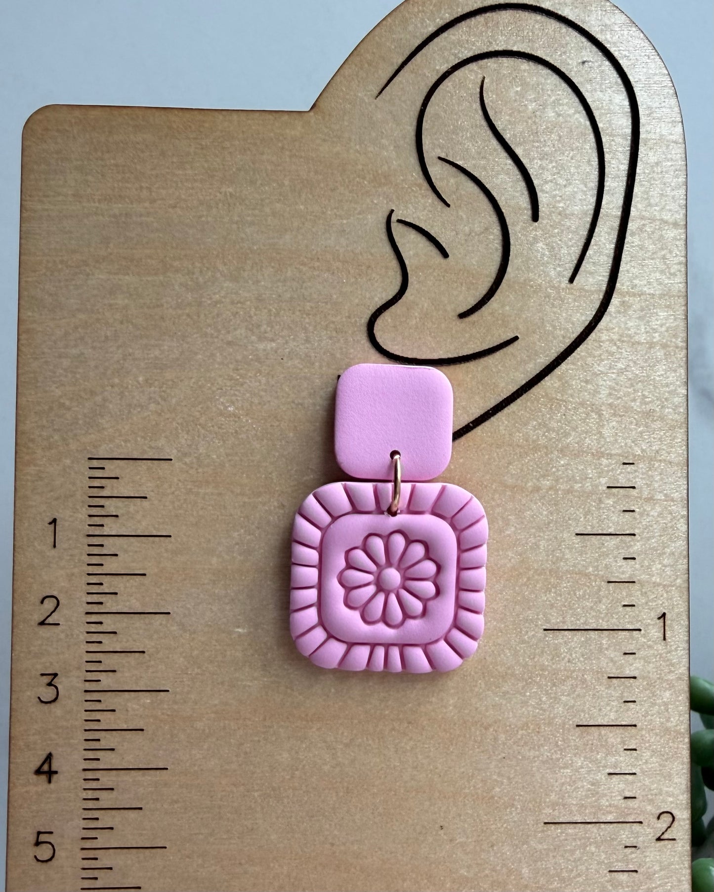 Monochrome Daisy Earrings (pink)