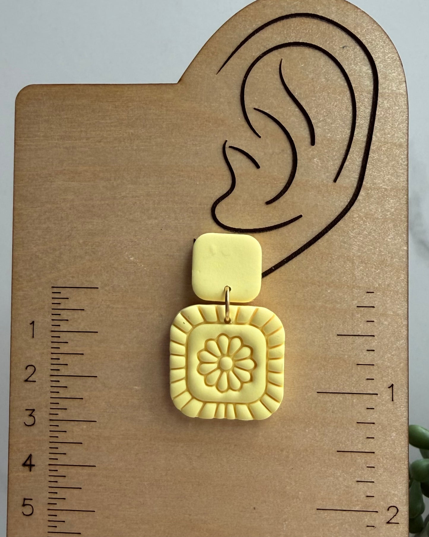 Monochrome Daisy Earrings (yellow)