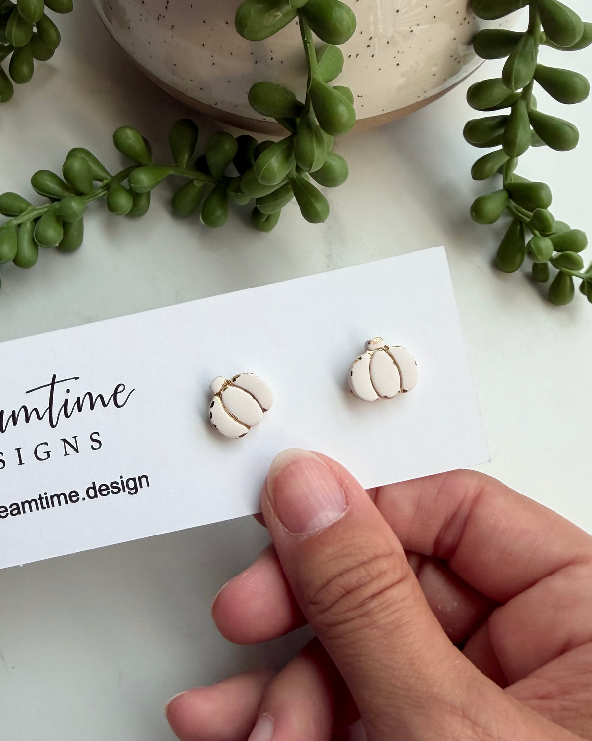Mini Pumpkin Post Earrings (cream)