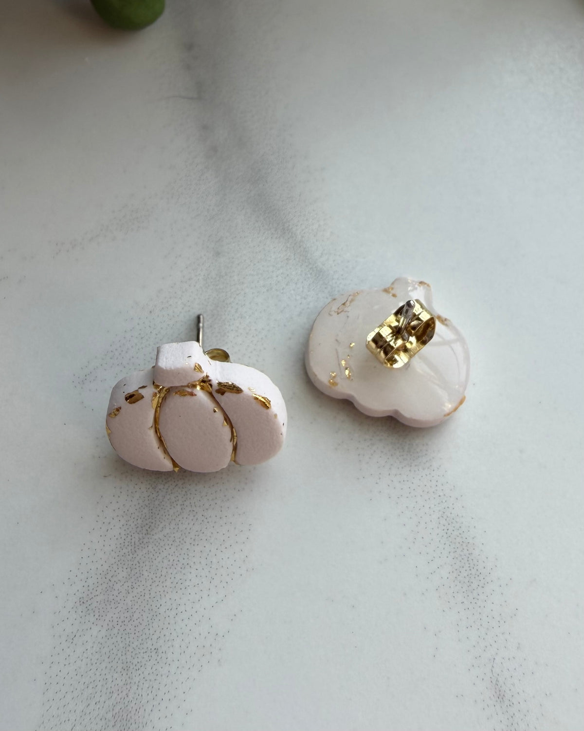 Mini Pumpkin Post Earrings (cream)