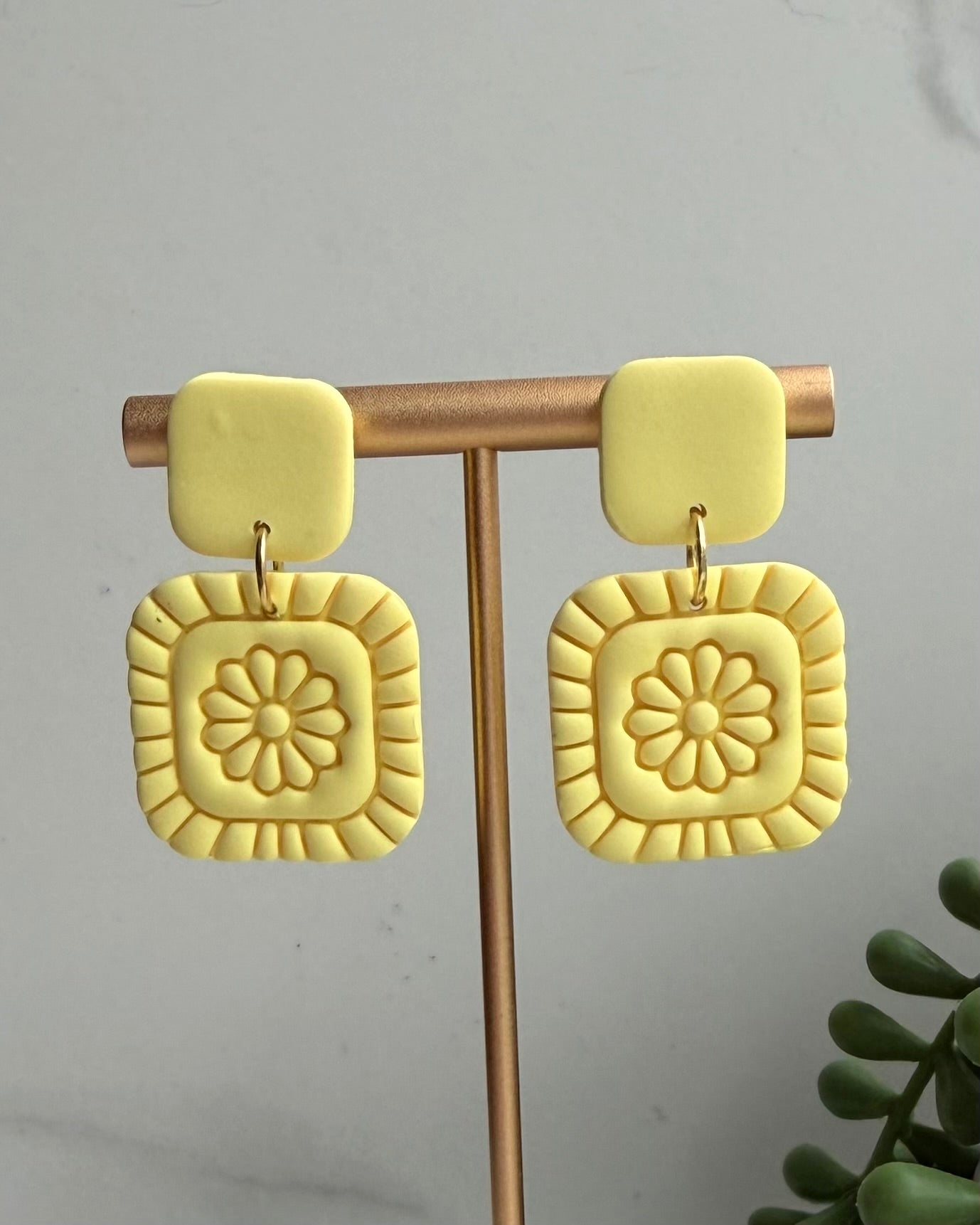 Monochrome Daisy Earrings (yellow)
