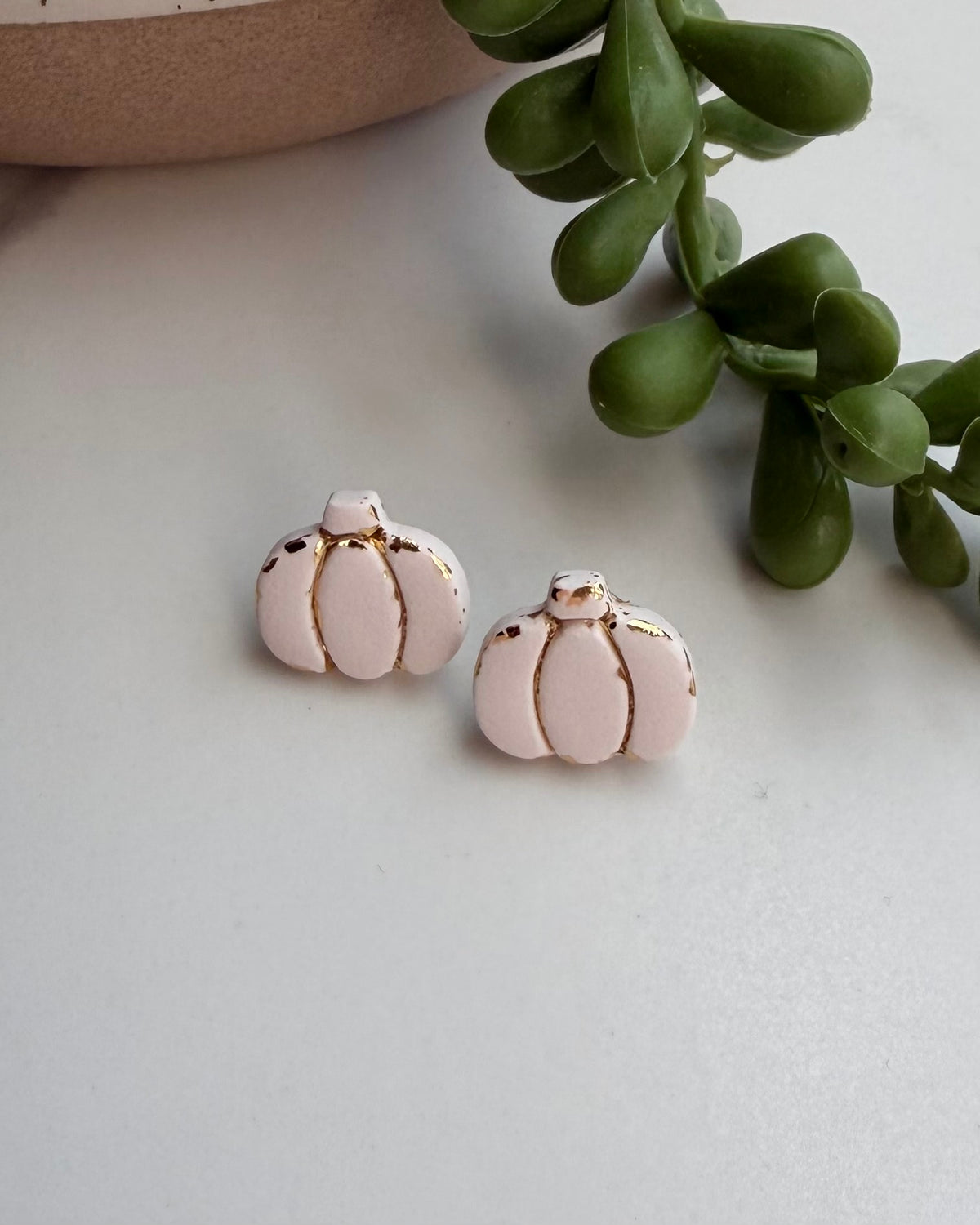 Mini Pumpkin Post Earrings (cream)